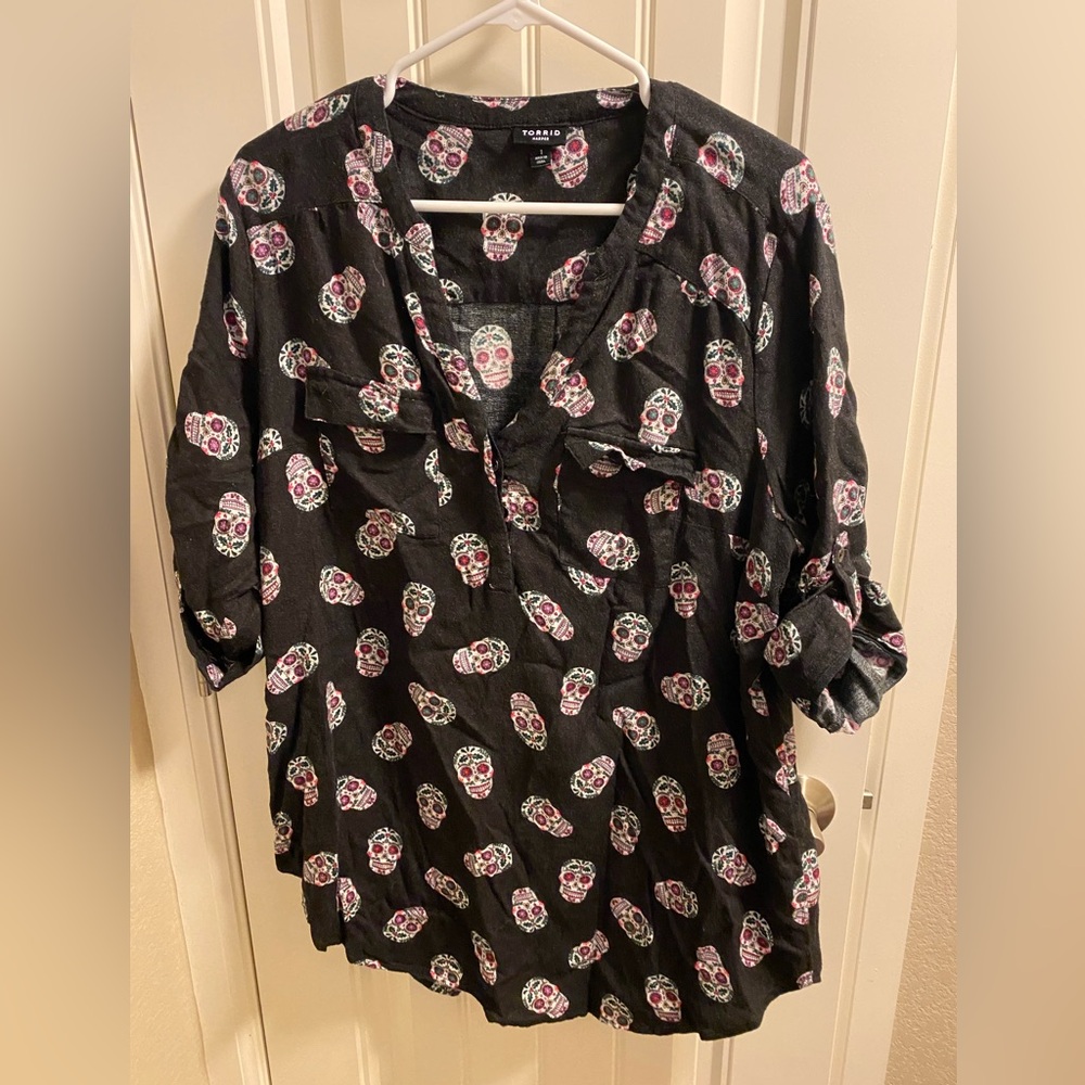 Torrid 1X Top Black Flannel Skulls Pattern Harper Blouse Half Sleeve Shirt Sz 1